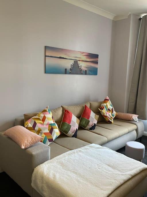 Spacious One Bedroom Flat, Entire Property. Greenock Exterior photo