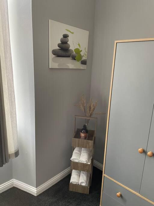 Spacious One Bedroom Flat, Entire Property. Greenock Exterior photo