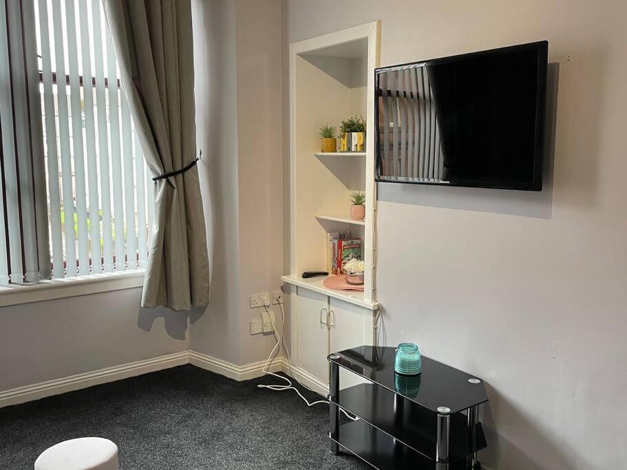 Spacious One Bedroom Flat, Entire Property. Greenock Exterior photo